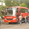 nampak bus yang akan memberangkatan pansus raperda dalam rangka studi banding terparkir di halaman gedung DPRD